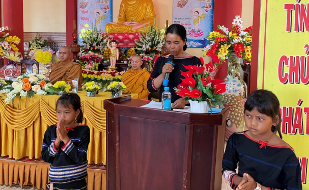 Phật tử Siu Phiên, PD Ngọc Lý phát biểu lời cảm niệm trong Lễ Phật đản