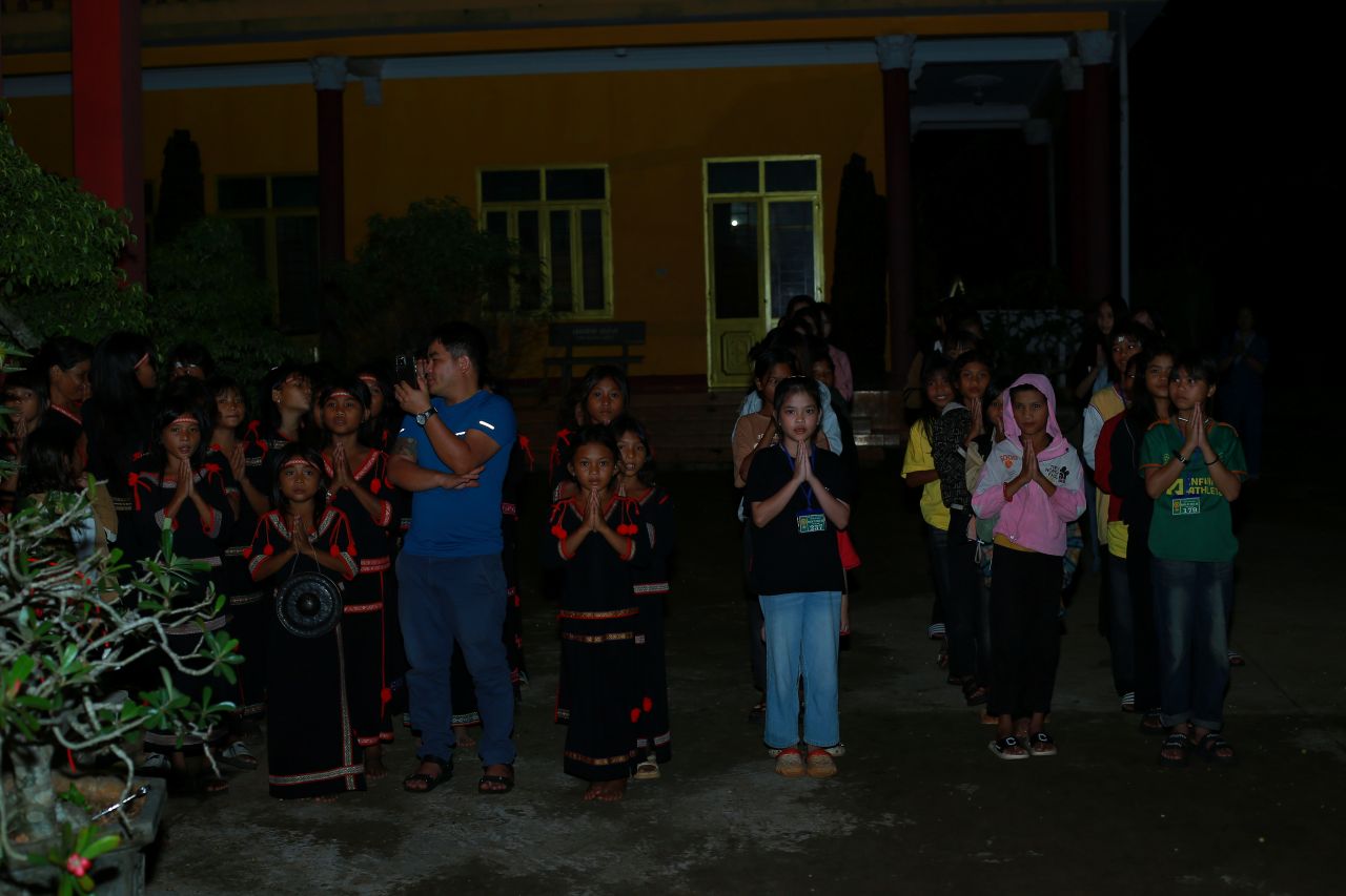 Chap tay cung thinh 1